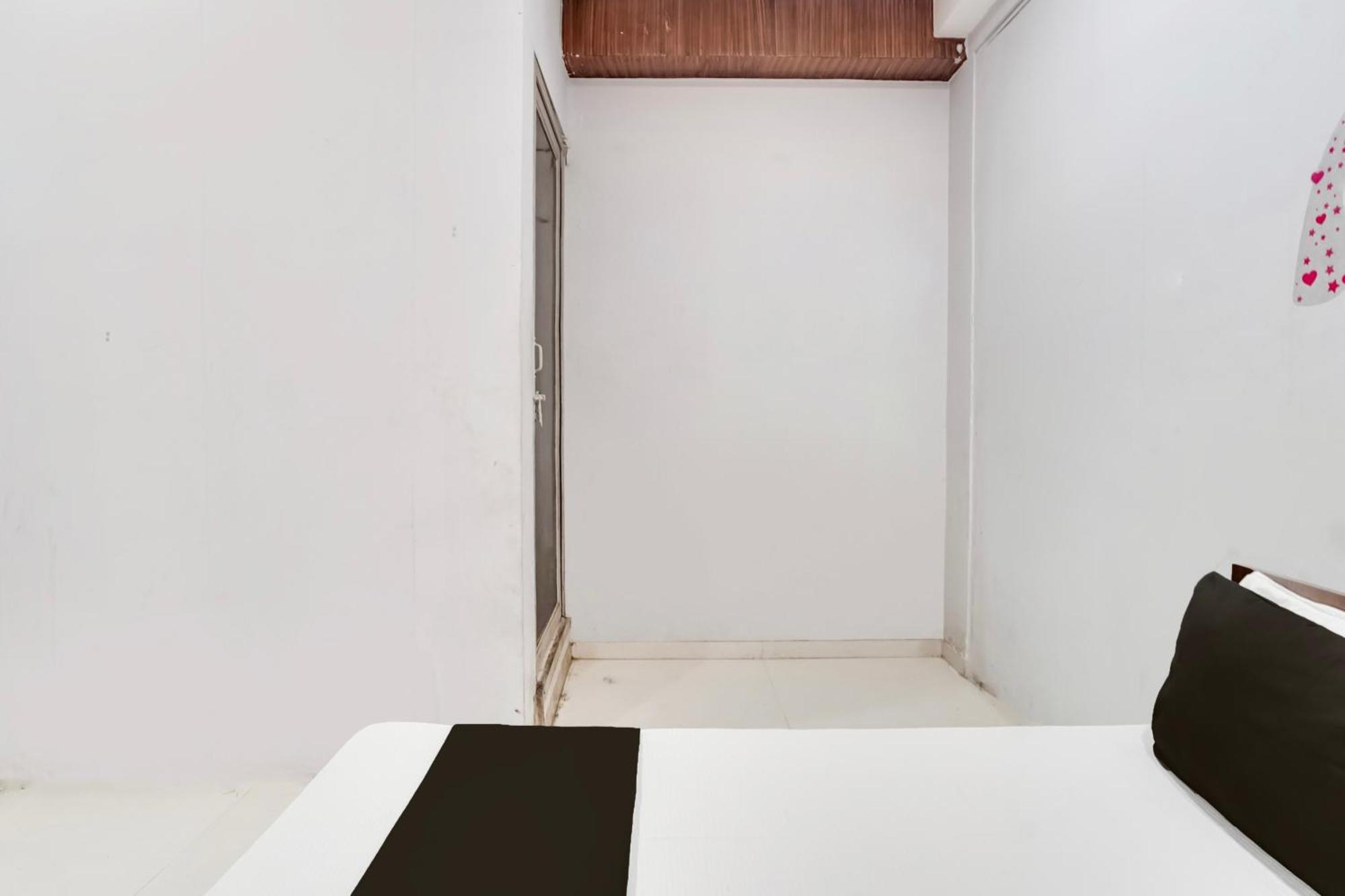 Hotel O Day Night Rooms Surat Exterior foto
