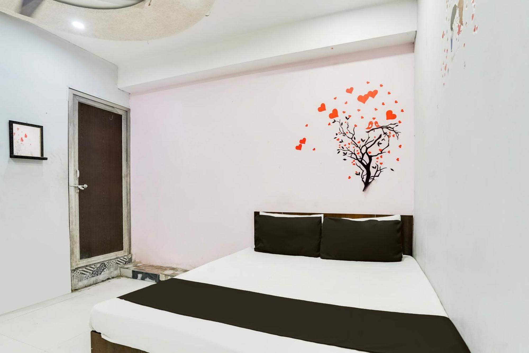 Hotel O Day Night Rooms Surat Exterior foto