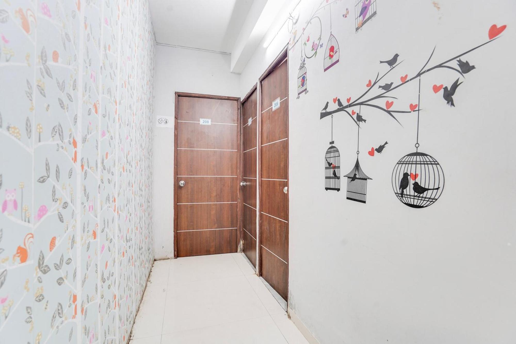 Hotel O Day Night Rooms Surat Exterior foto