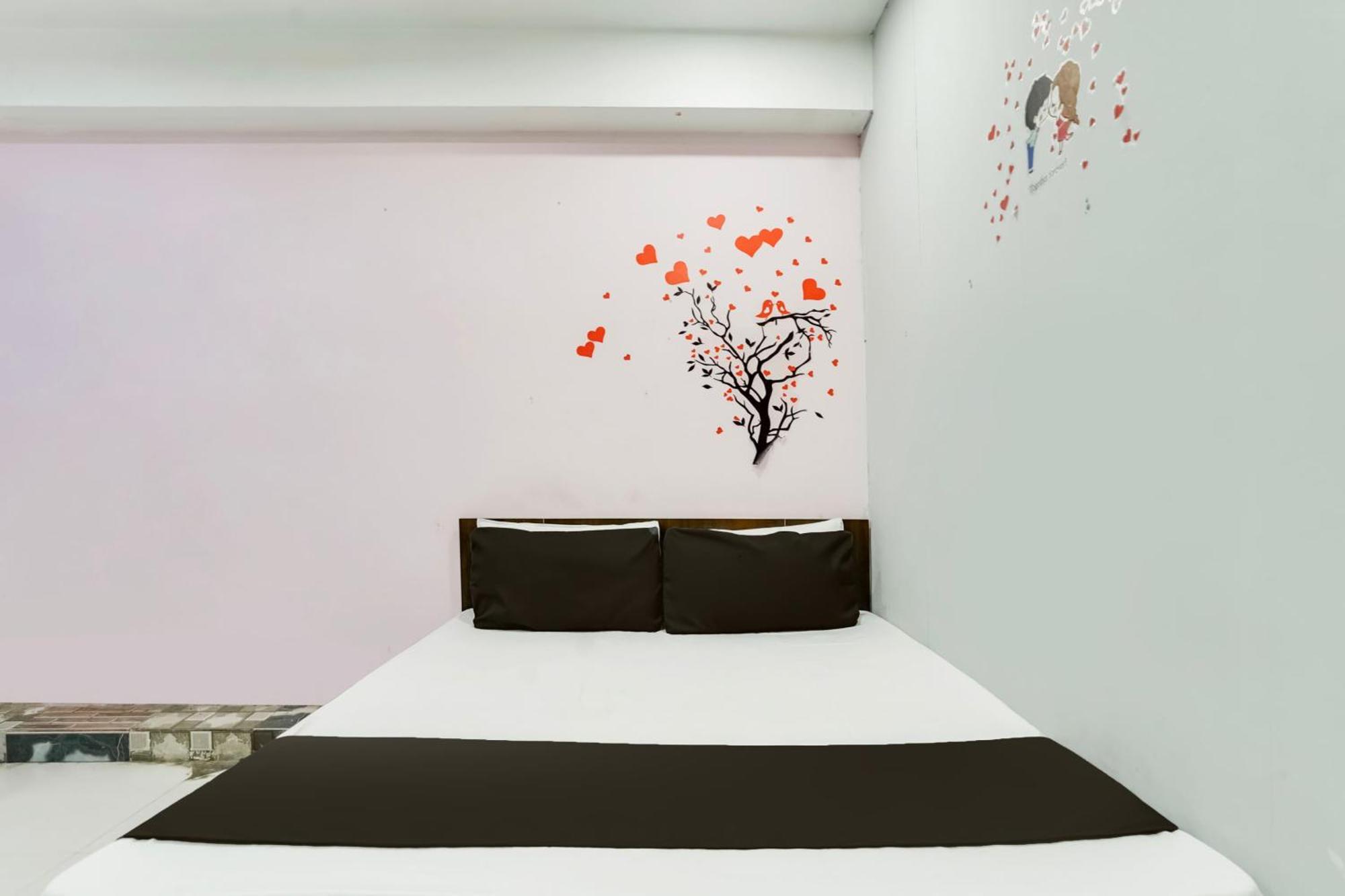 Hotel O Day Night Rooms Surat Exterior foto